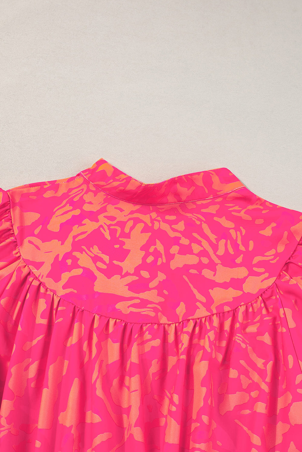 Rose abstracte print pof mini-jurk met korte mouwen en ruches