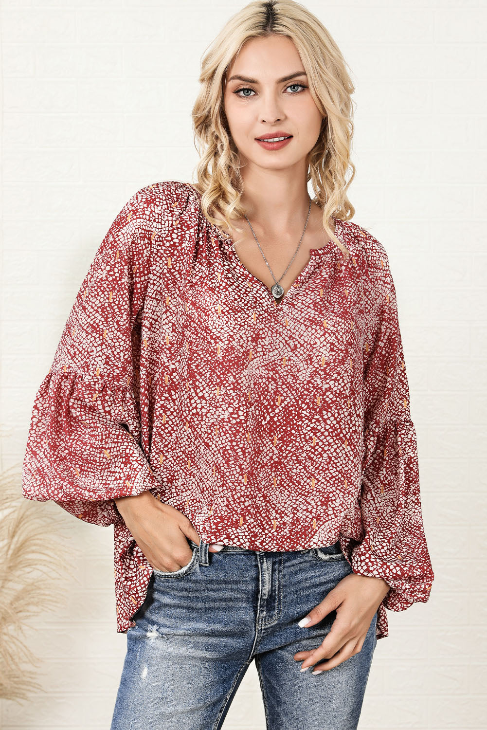 Vurige rode geplooide blouse met abstracte print en lantaarnmouwen