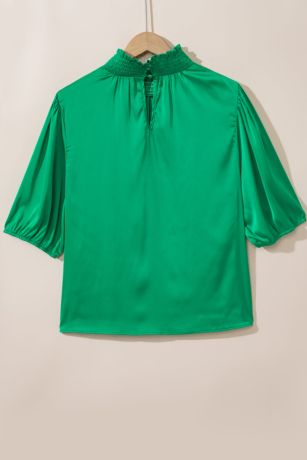 Zeegroene gesmokte blouse met hoge hals en pofmouwen in grote maten