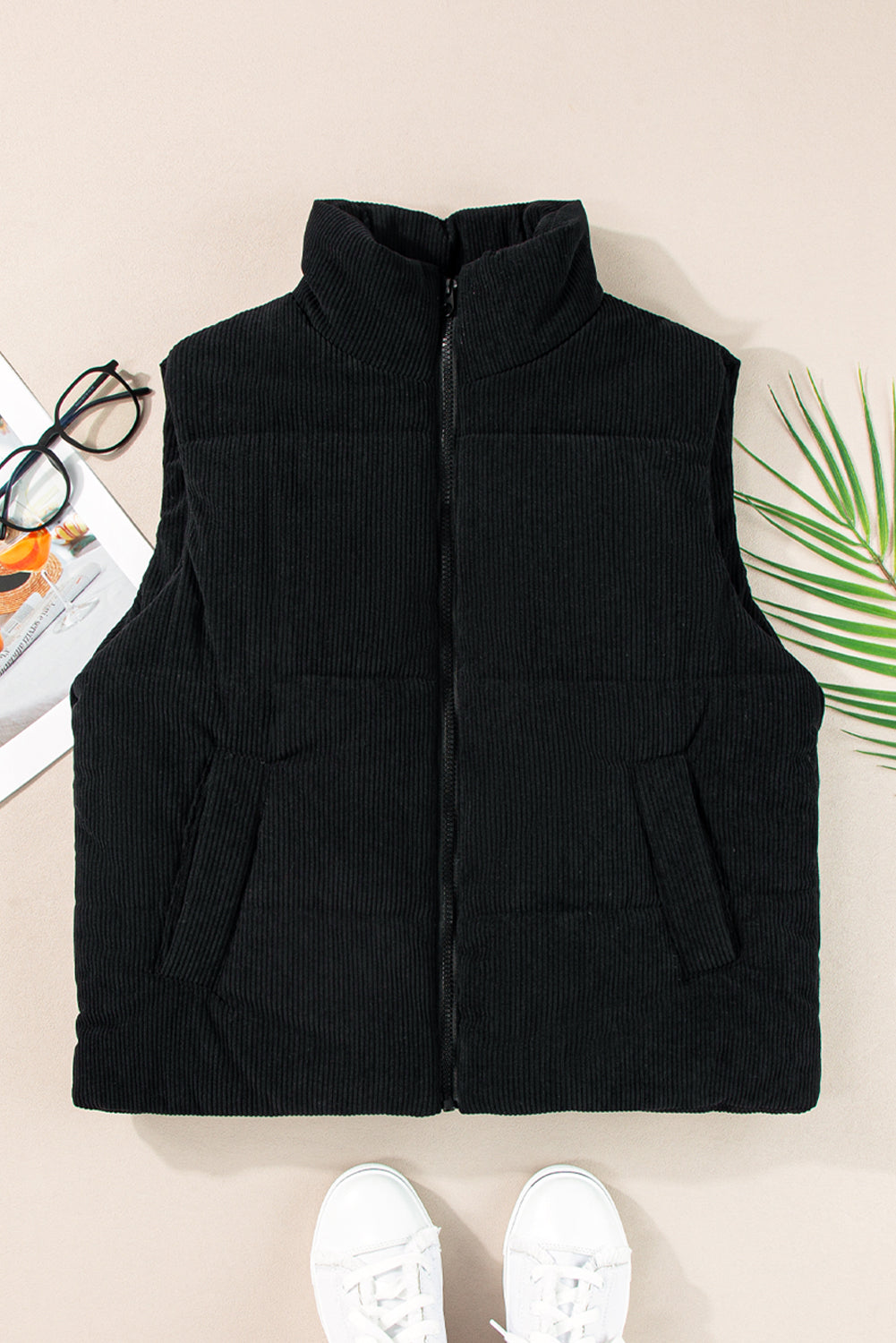 Zwart corduroy puffervest met opstaande nek en ritssluiting