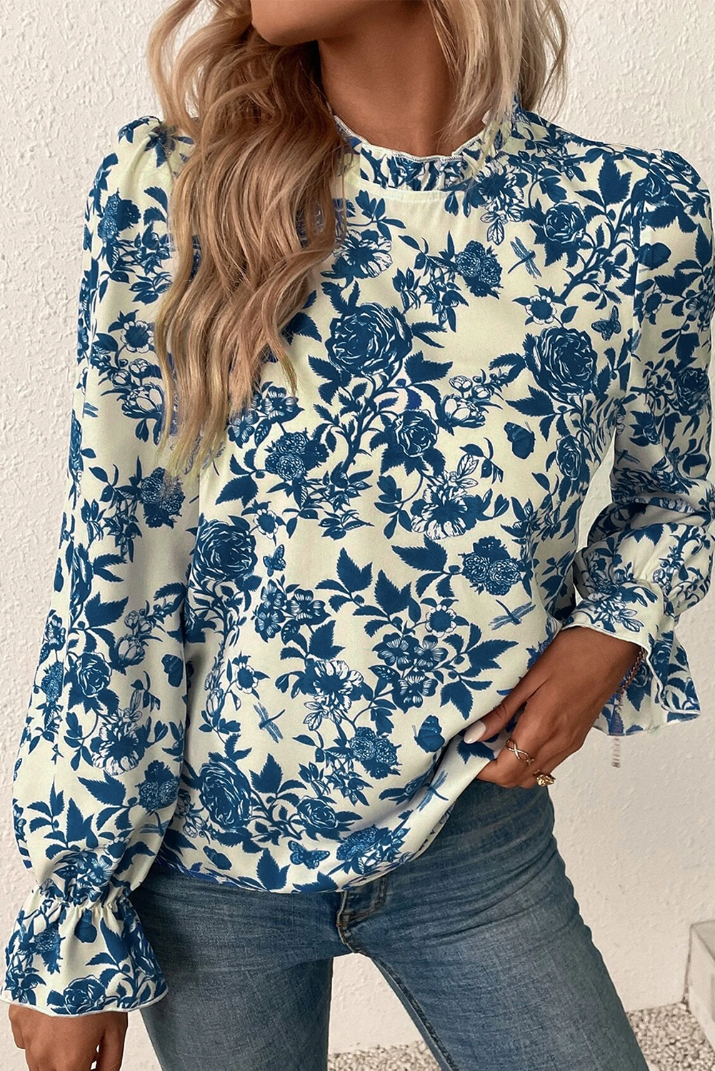 Blouse met bloemenprint, volantmouwen en sleutelgatrug in hemelsblauw