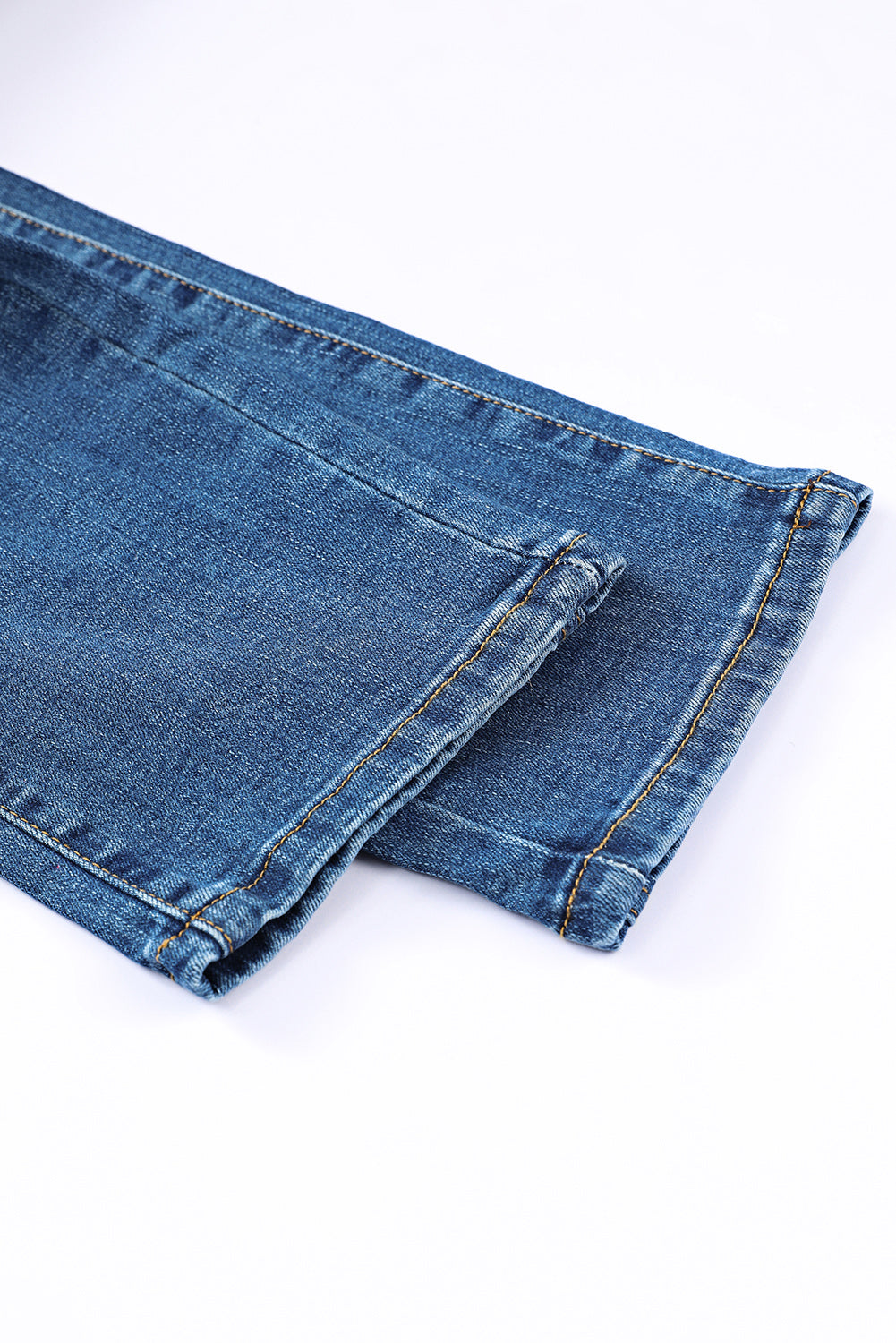 Zakken met knopen en versleten jeans