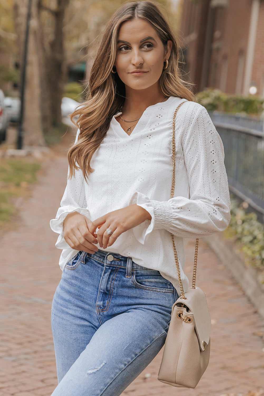 Witte losse blouse met splithals en textuur