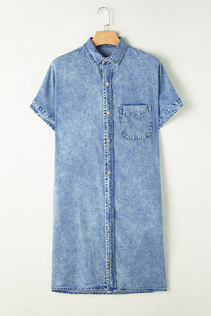 Lichtblauwe chambray-jurk met losse medium wassing en korte mouwen