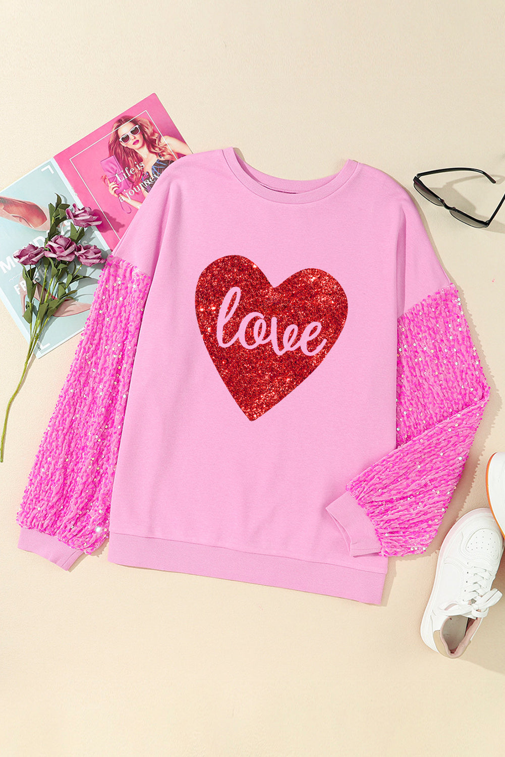 Roze glanzend hartvormig sweatshirt met liefdesprint en lovertjes op de mouwen