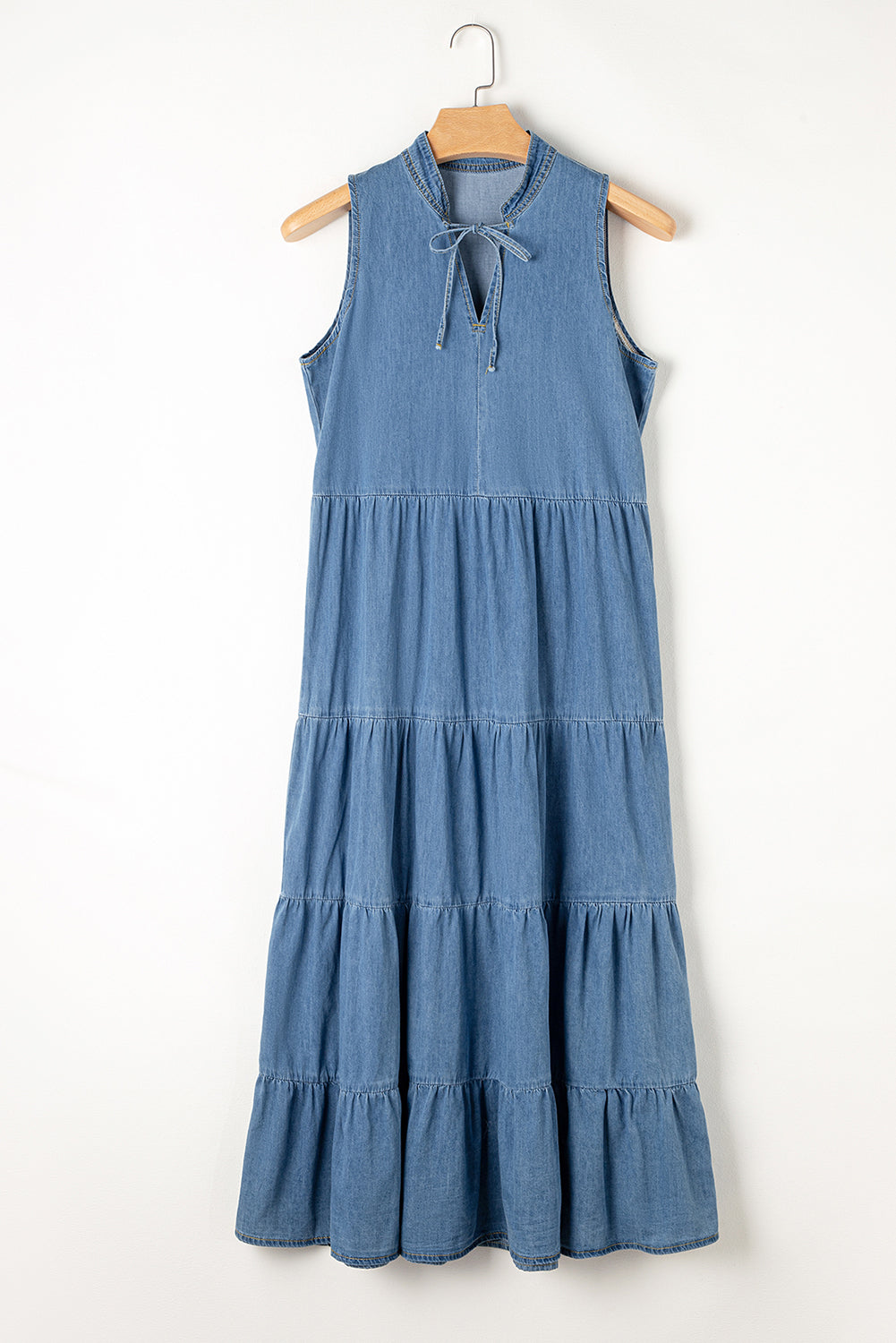 Blauwe mouwloze gelaagde chambray maxi-jurk