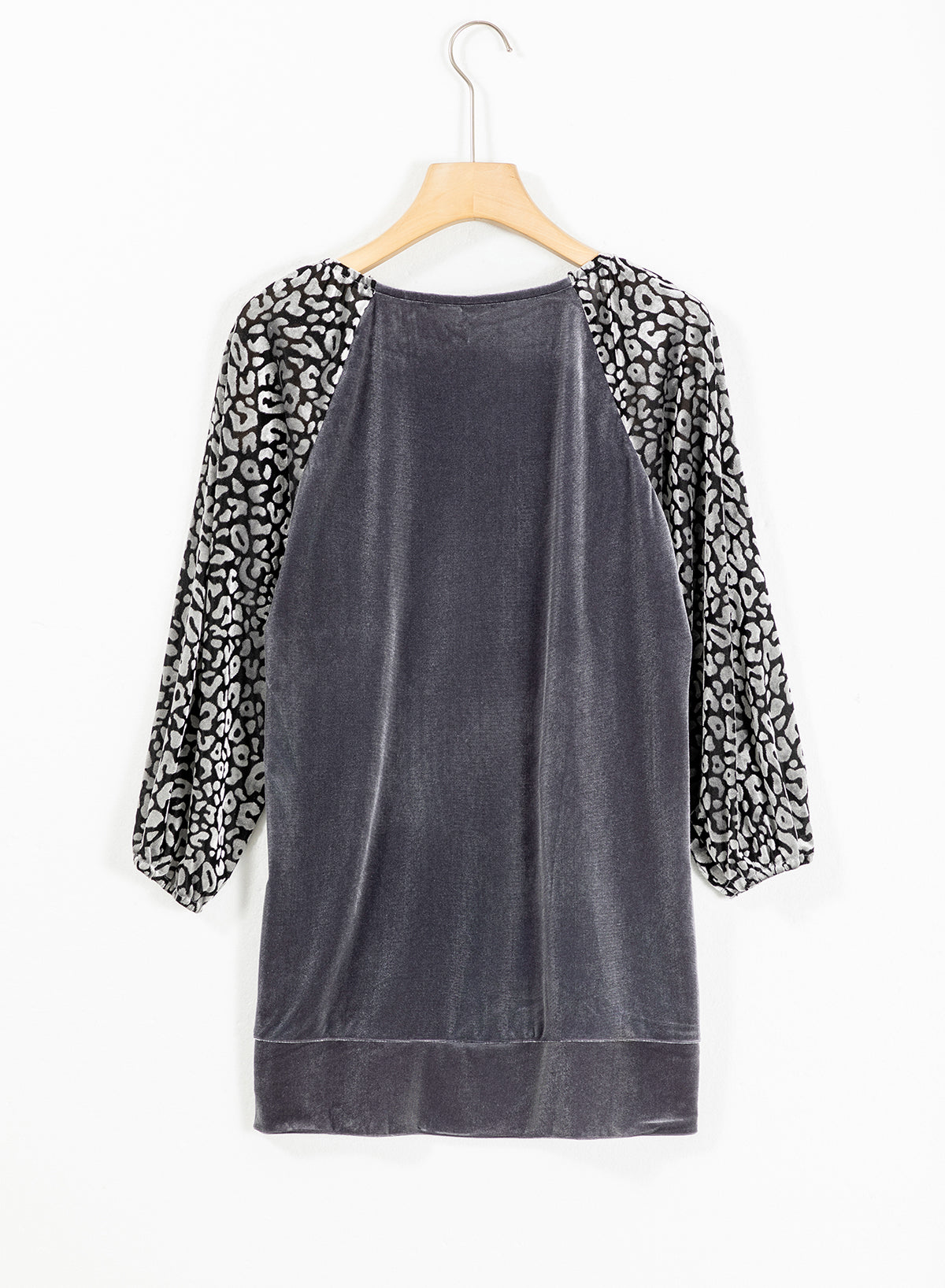 Middelgrijze fluwelen blouse met luipaardsplit en lantaarnmouwen