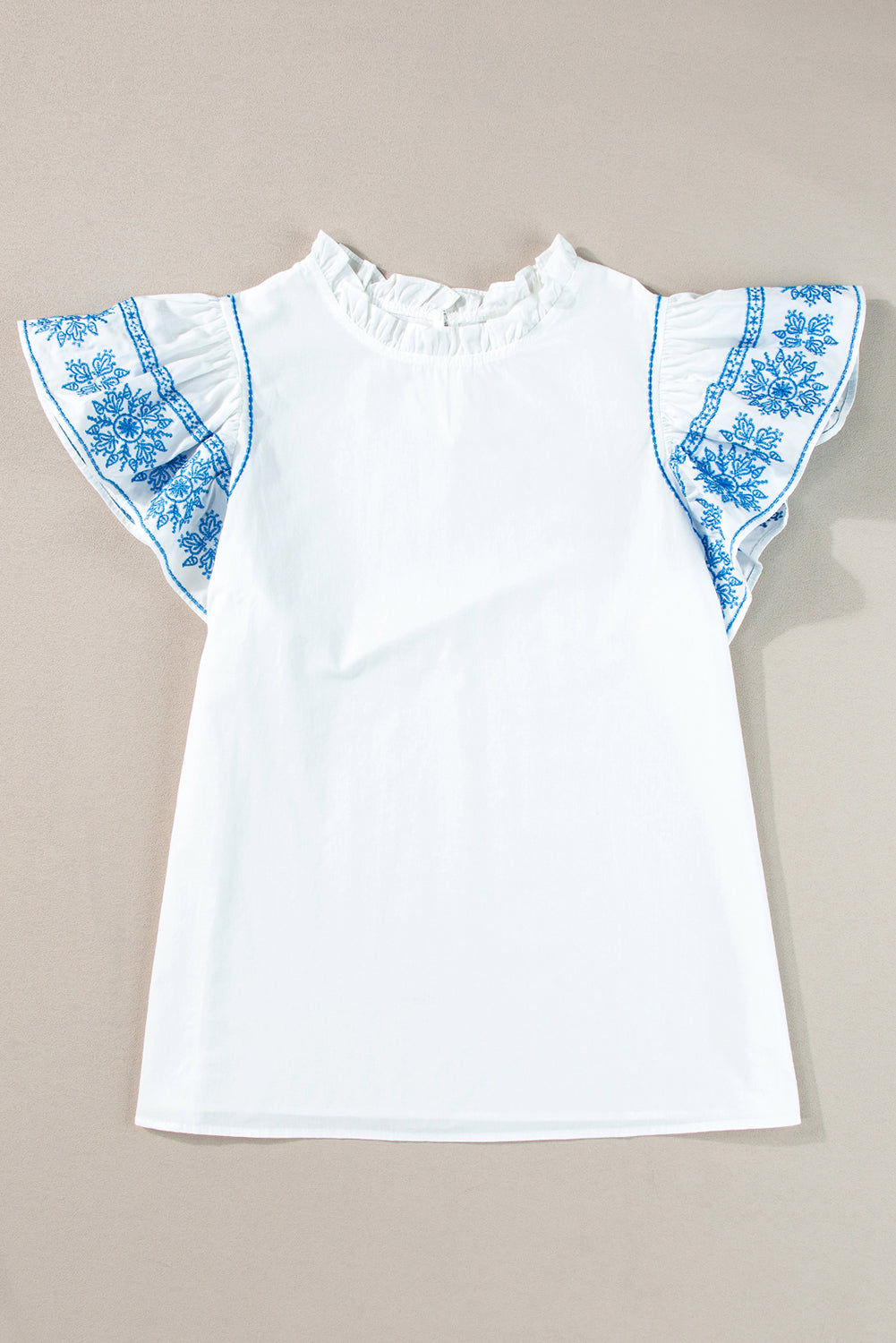 Witte geborduurde blouse met ruches en kraag met ruches