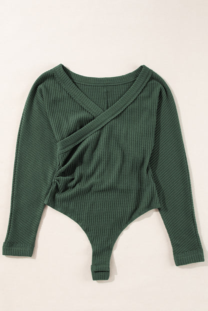 Zwartachtige groene wafel gebreide slank fit wrap v nek bodysuit