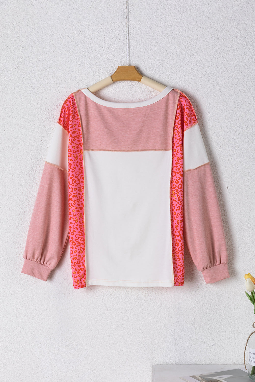 Perzikbloesem luipaard colorblock top met patchwork en zichtbare naden