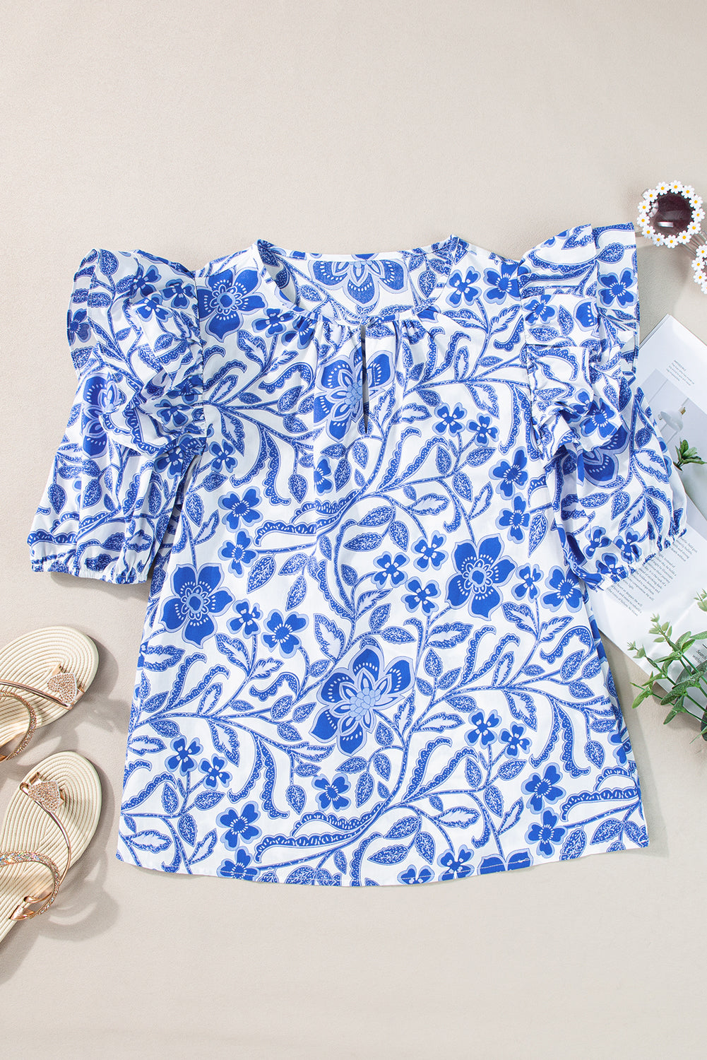 Donkerblauwe blouse met bloemenprint en ruches met bubbelmouwen