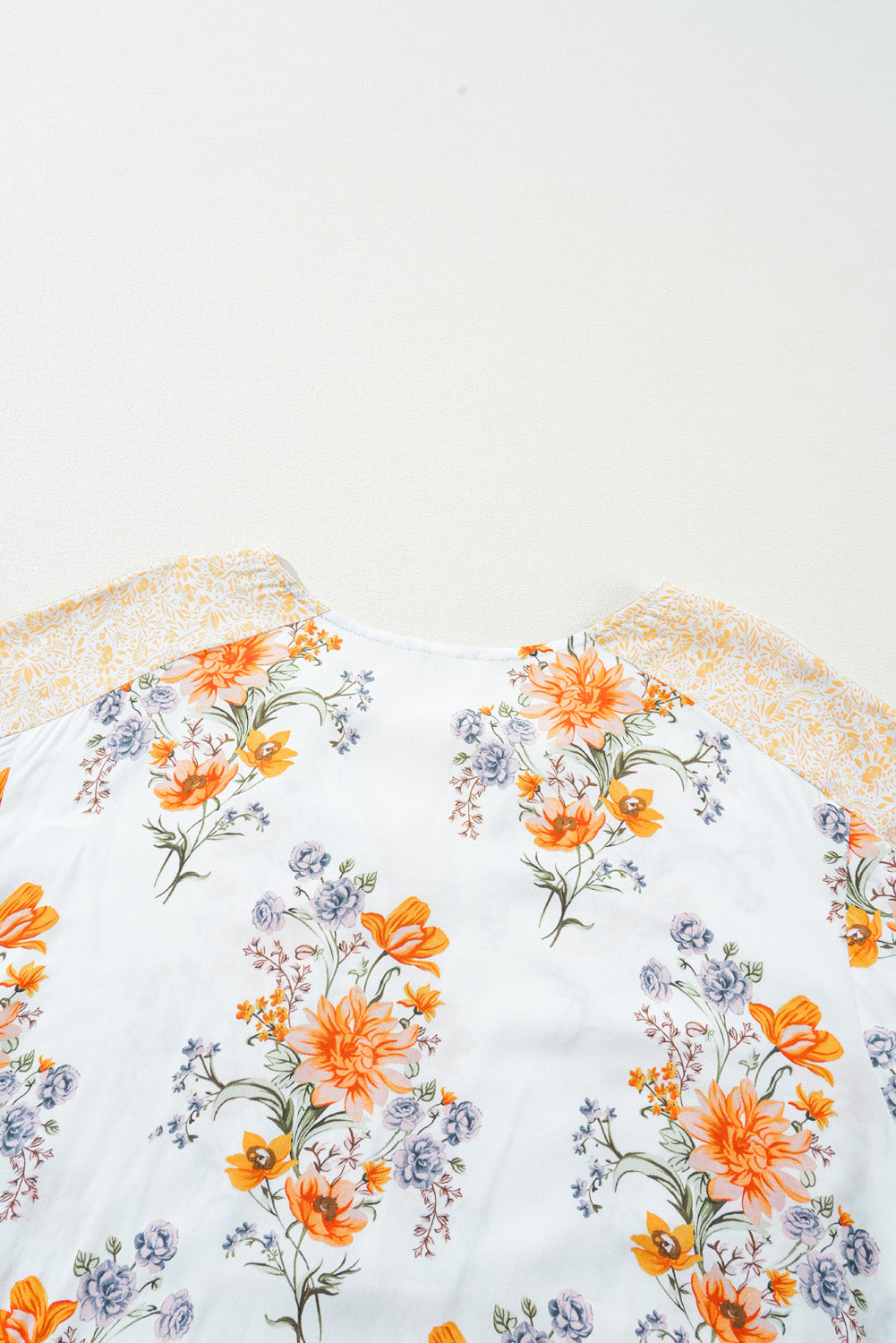 Witte plus-size blouse met bloemenprint, V-hals en pofmouwen