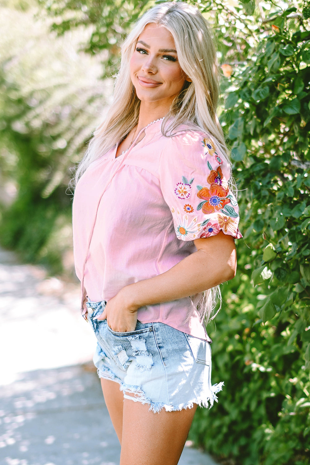 Roze bloemen geborduurde blouse met split aan de hals en pofmouwen