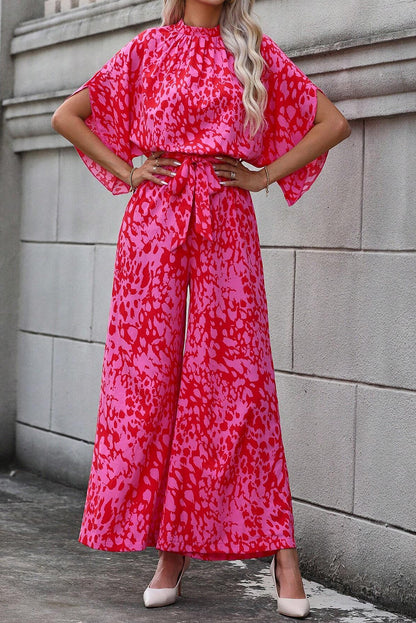 Roze luipaard jumpsuit met wijde pijpen, losse mouwen en riem