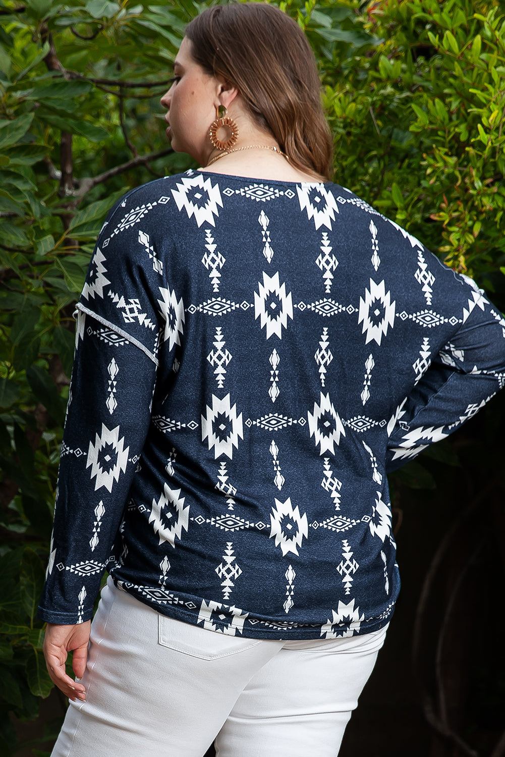 Grijze plus-size top met zichtbare naden en Azteekse print