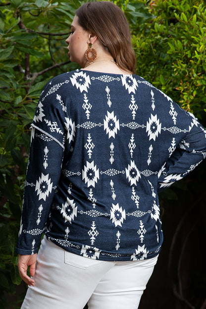 Grijze plus-size top met zichtbare naden en Azteekse print