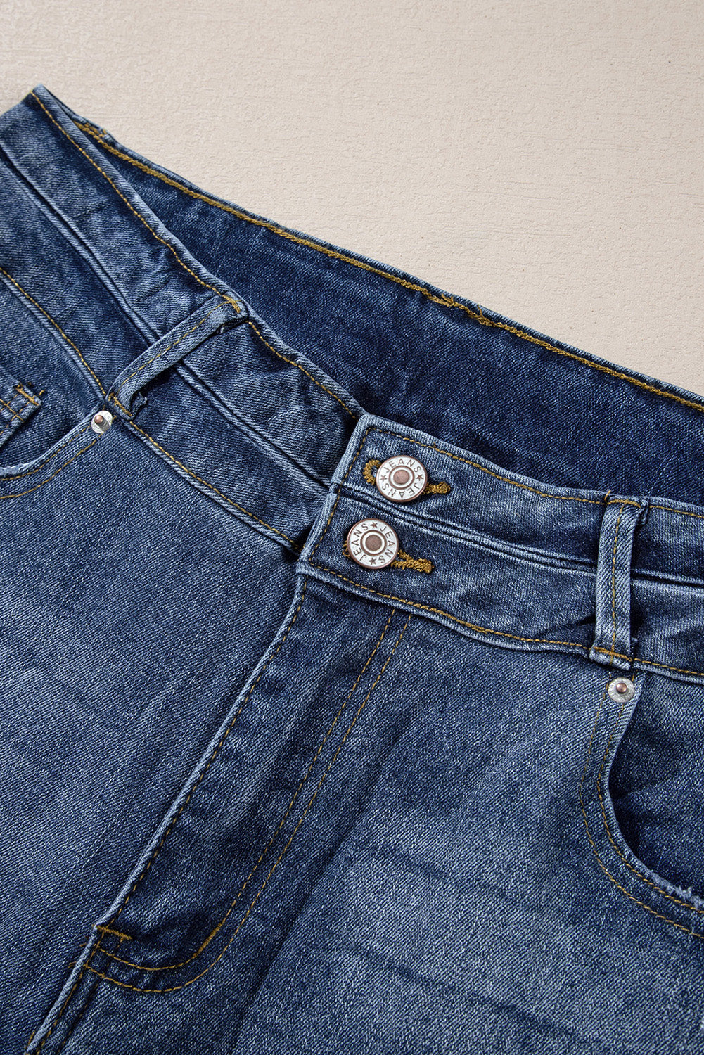 Hemelsblauwe flare-jeans met hoge taille, gescheurde knoopsluiting