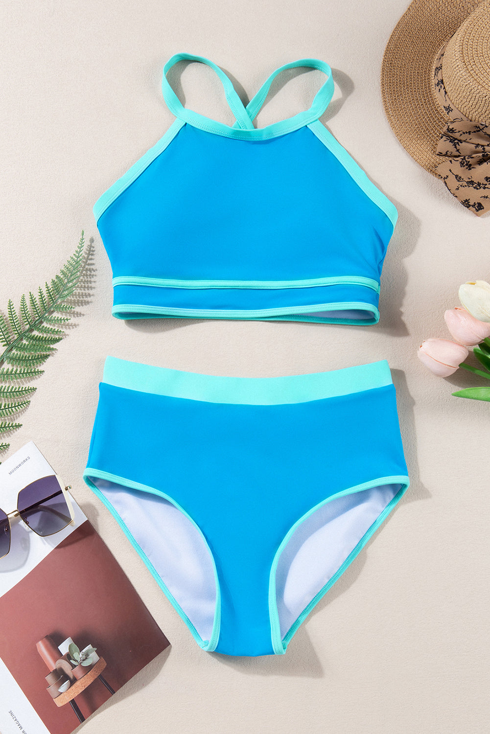 Blauwe bikini met contrasterende rand en gekruiste achterkant