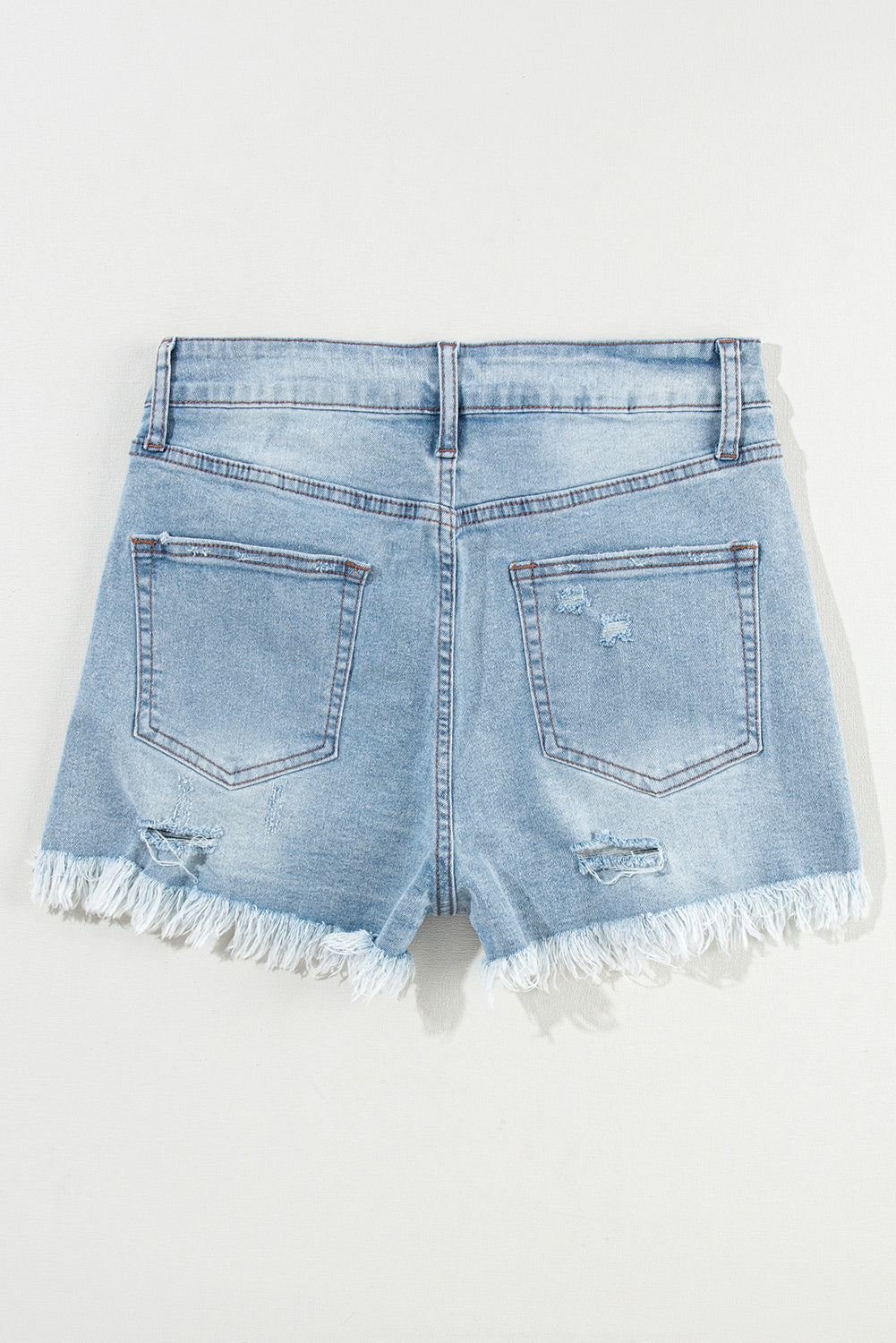 Lichtblauwe denim shorts met gescheurde, ruwe zoom en hoge taille