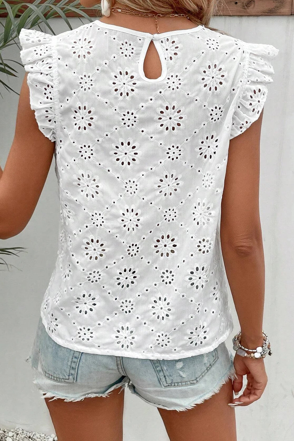 Witte geborduurde blouse met ruches en fladdermouwen