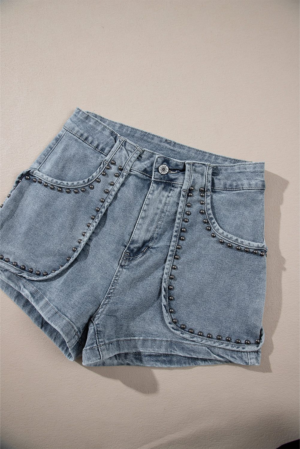 Schemerblauwe jeansshort met studs in zure wassing