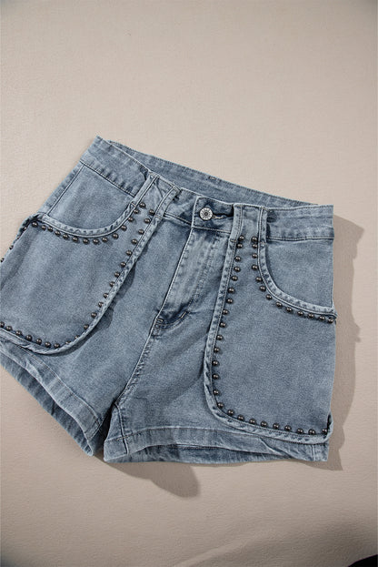 Schemerblauwe jeansshort met studs in zure wassing