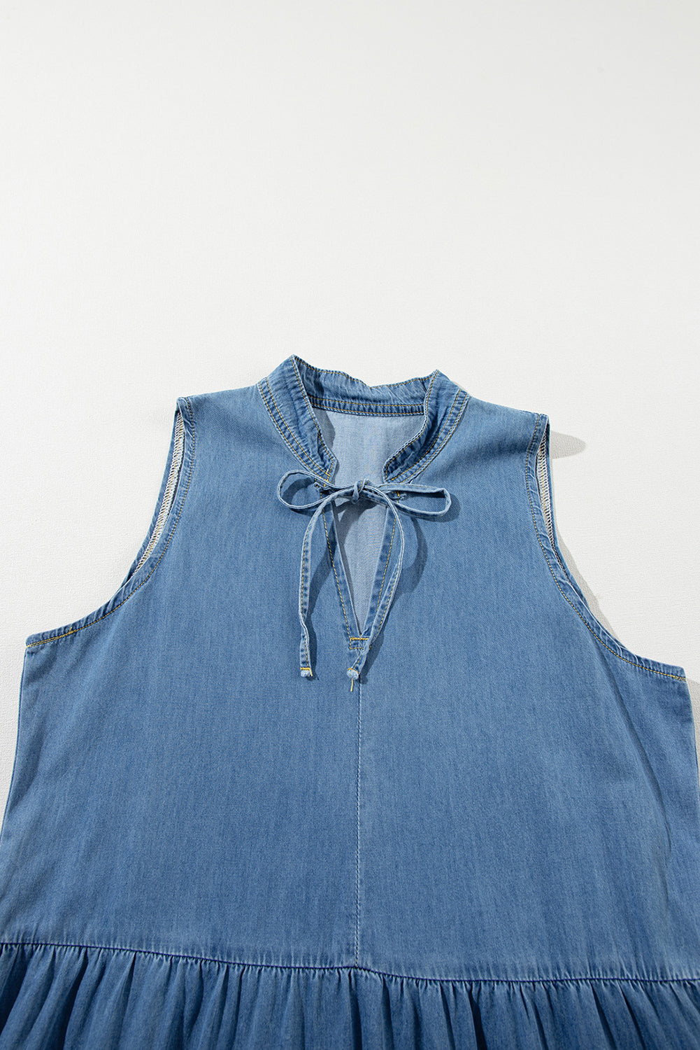 Blauwe mouwloze gelaagde chambray maxi-jurk