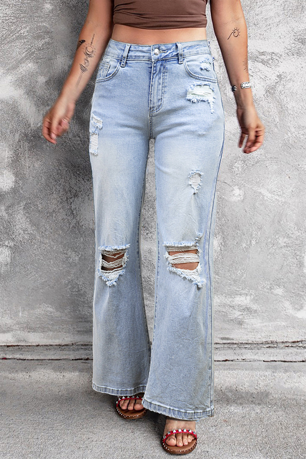 Beau blauwe vintage lichte wassing van verontruste flare-jeans