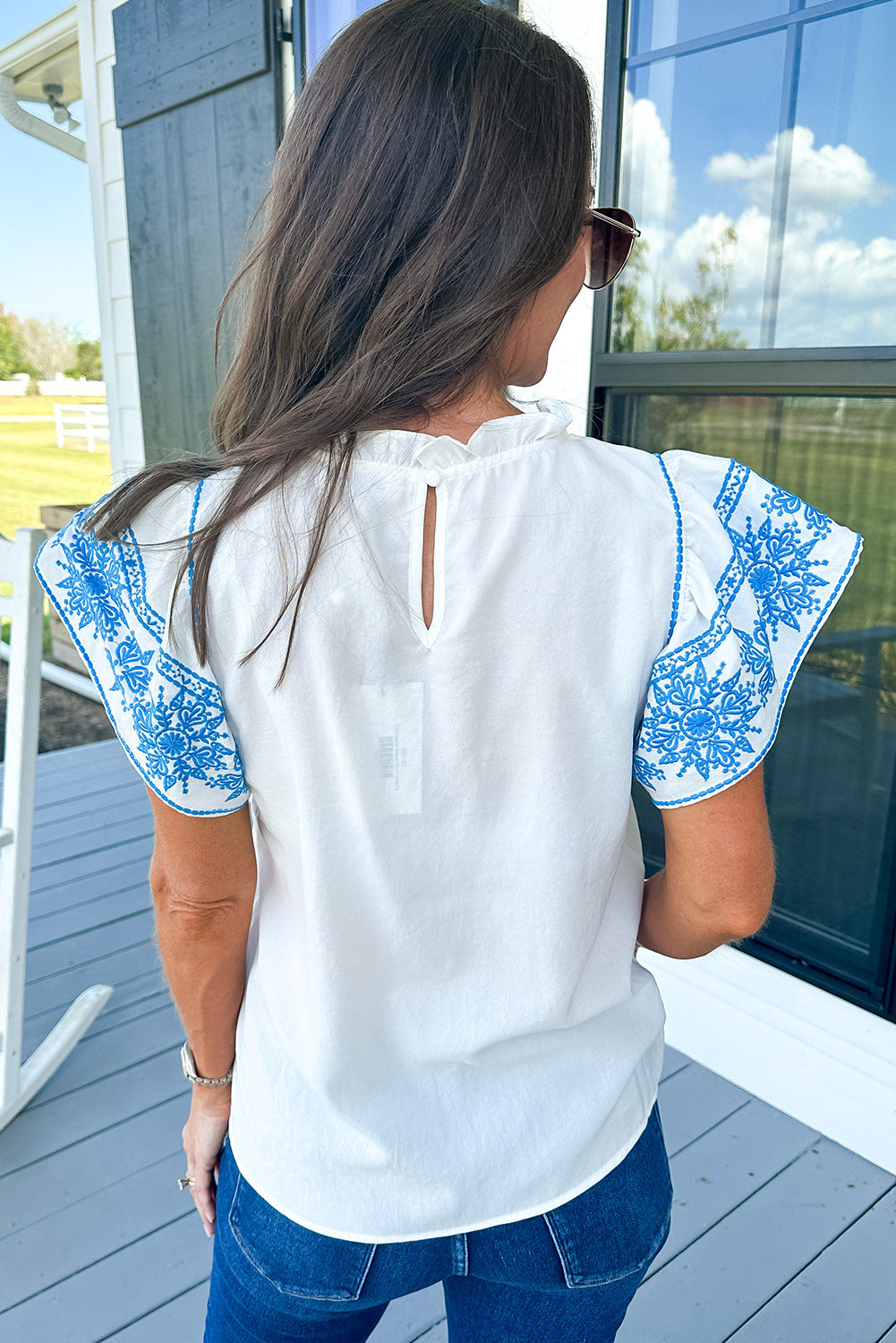 Witte geborduurde blouse met ruches en kraag met ruches