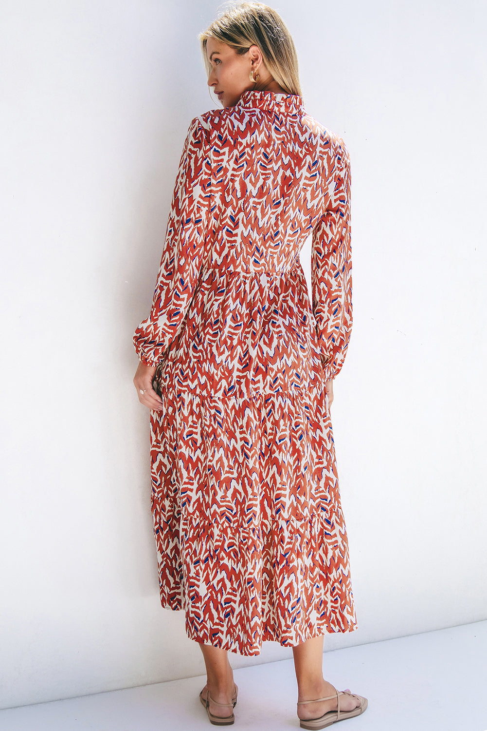 Oranje midi-jurk met abstracte print en V-hals, geplooide hoge taille