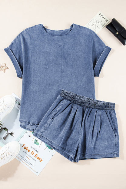 Lichtblauwe denim T-shirt met omslagmouwen, elastische shorts