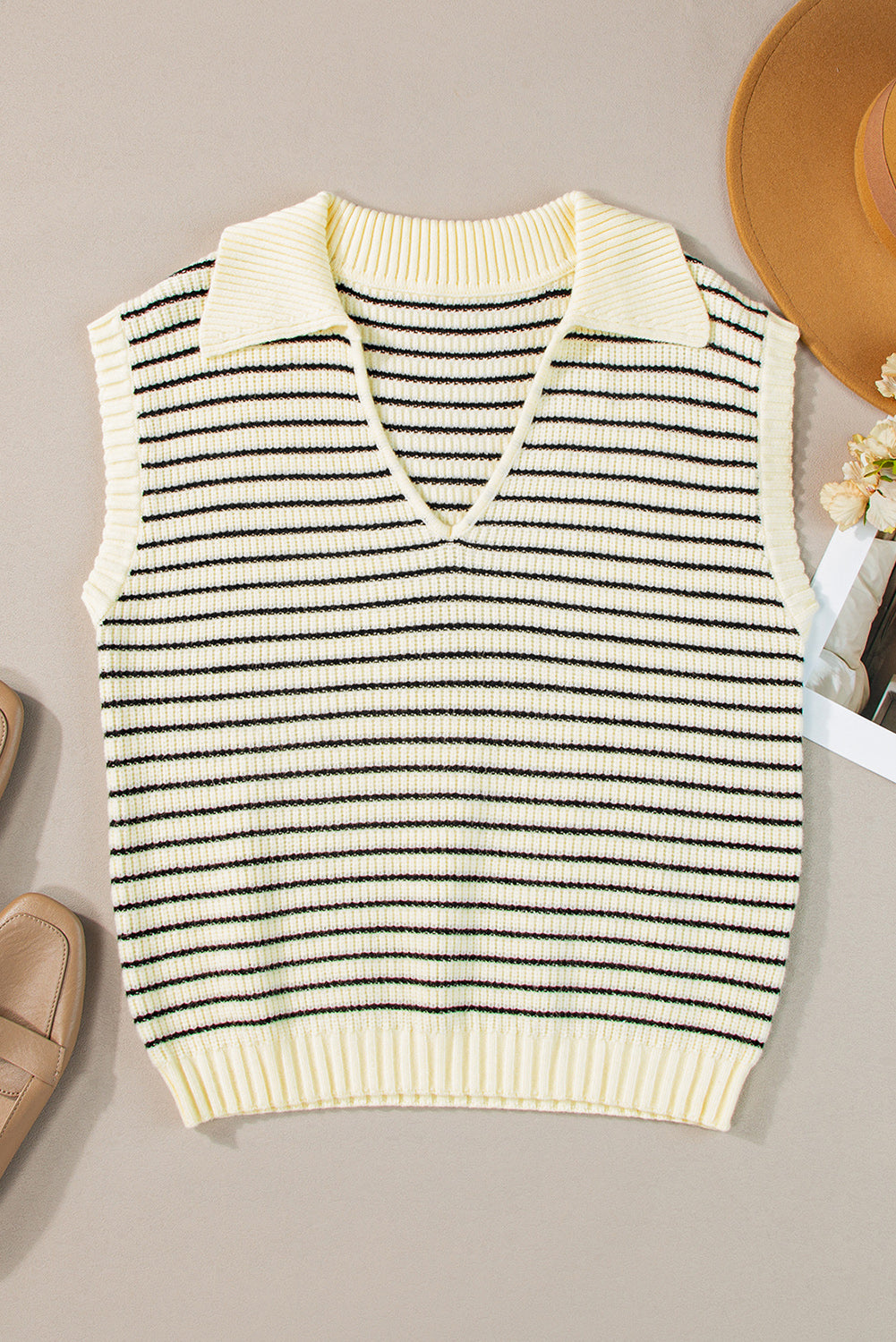 Beige gestreepte turn-down tanktop met V-hals en trui