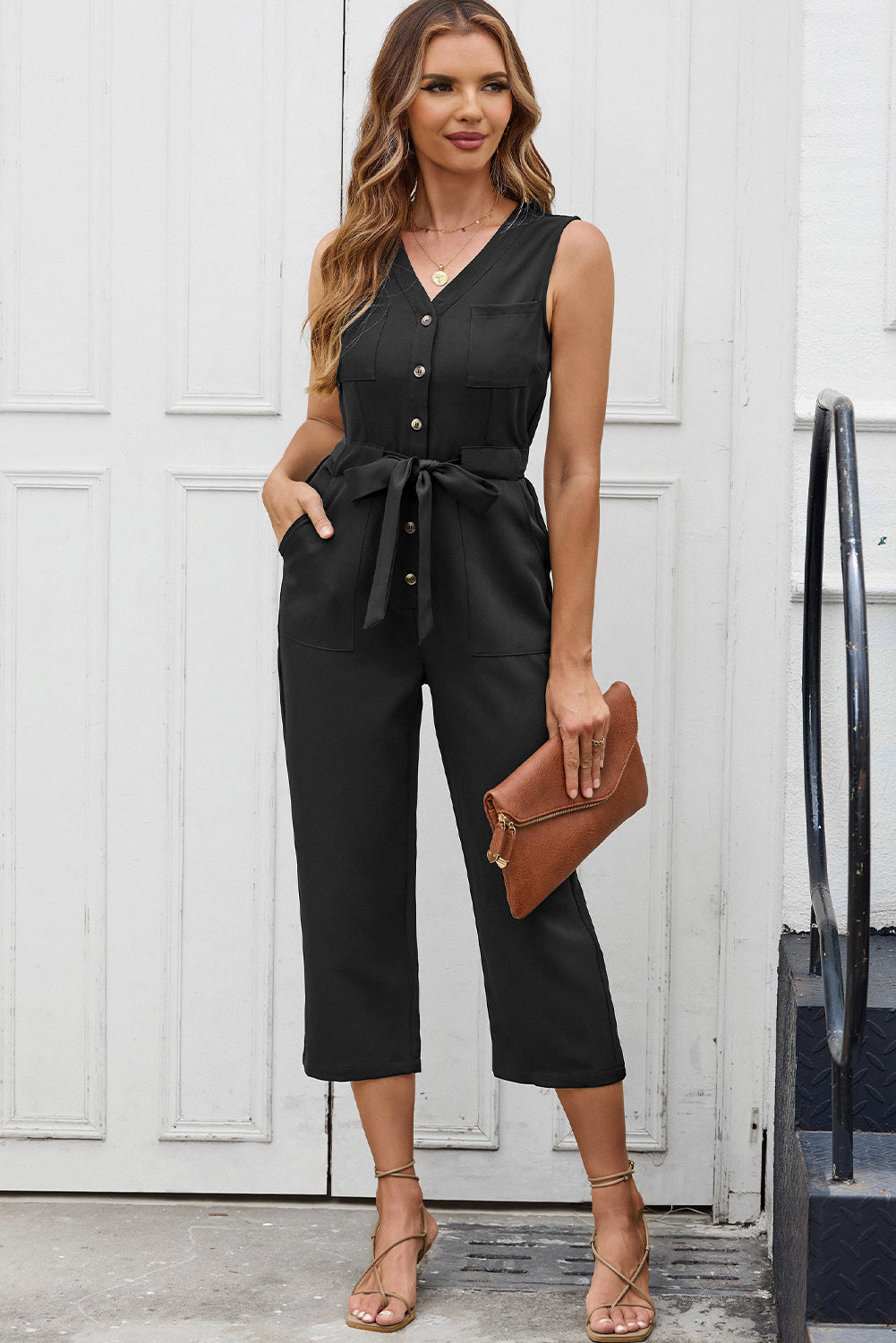 Zwarte mouwloze cropped jumpsuit met knopen en sjerp