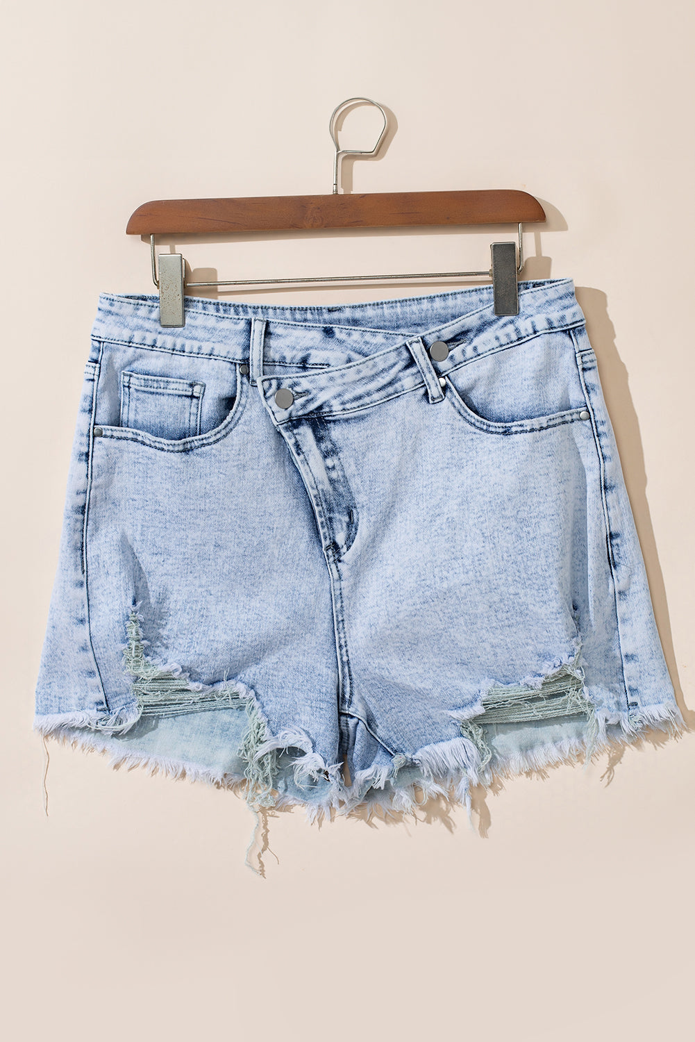 Lichtblauwe acid wash gekruiste denim short met ruwe rand