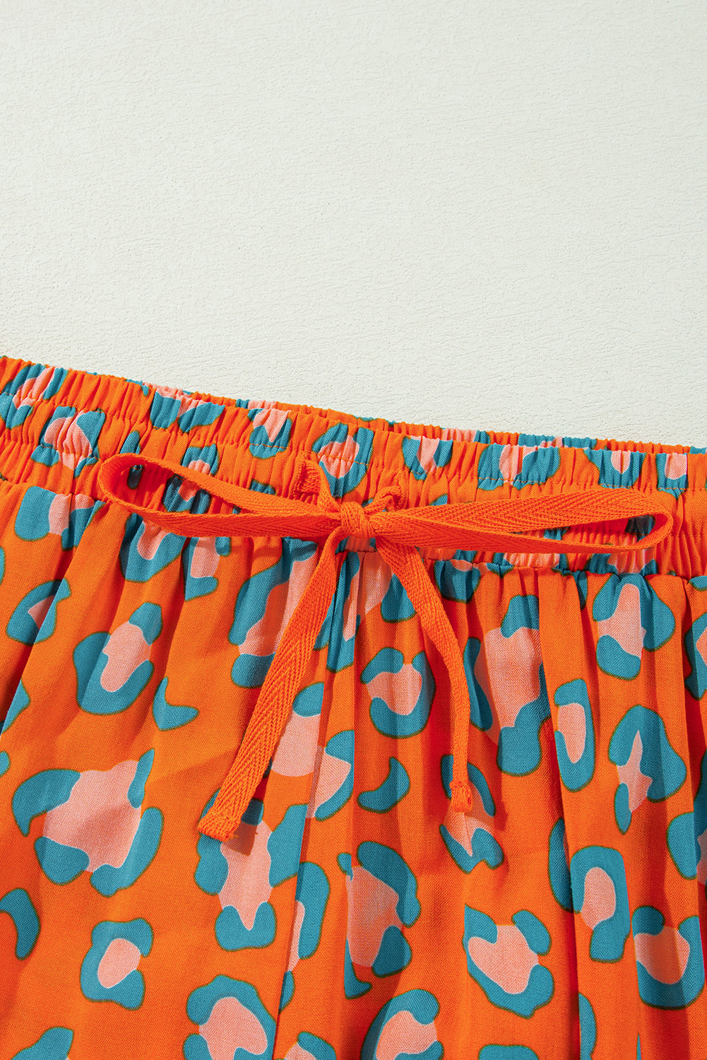 Oranje luipaardprint pyjamaset met lange mouwen en korte broek