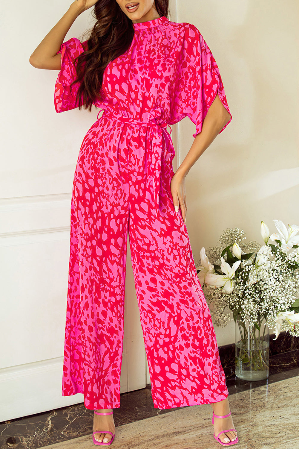 Roze luipaard jumpsuit met wijde pijpen, losse mouwen en riem