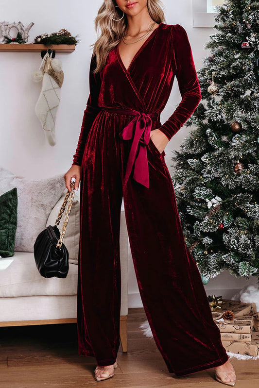 Vurig rood fluwelen jumpsuit met uitgesneden achterkant en wijde pijpen