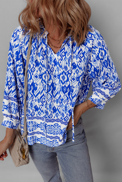 Blauwe boho bedrukte 3/4 mouw vastgebonden nekblouse