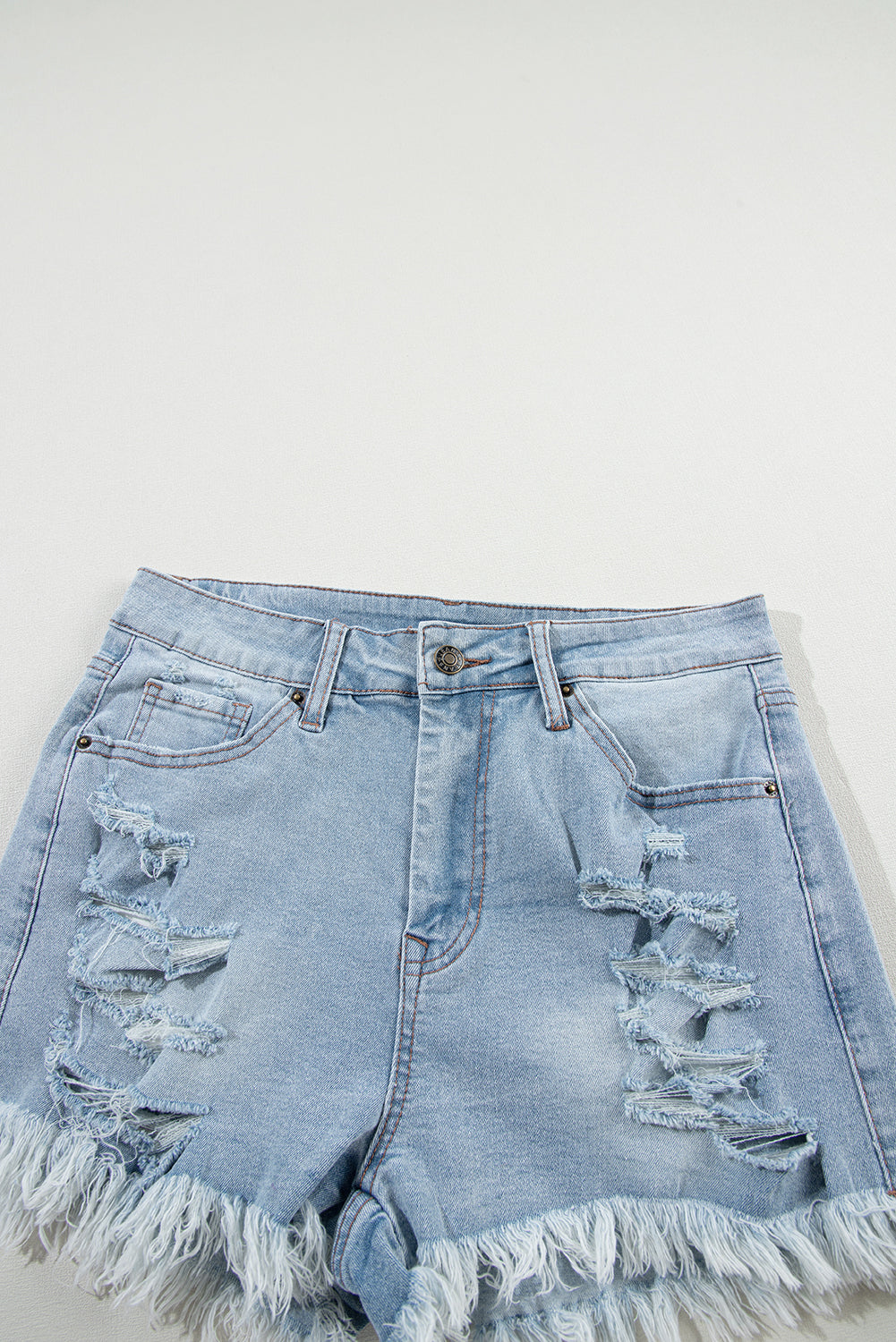 Lichtblauwe denim shorts met gescheurde, ruwe zoom en hoge taille